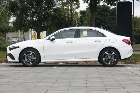 奔驰 A 级 A 180 L 和 A 200 L 时尚型怎么选 多方面对比给答案